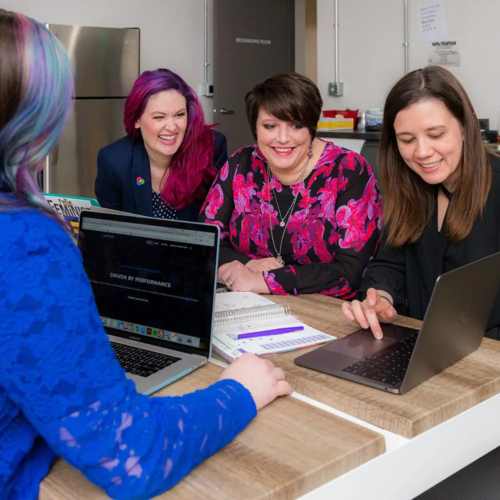 Groep mensen in bespreking