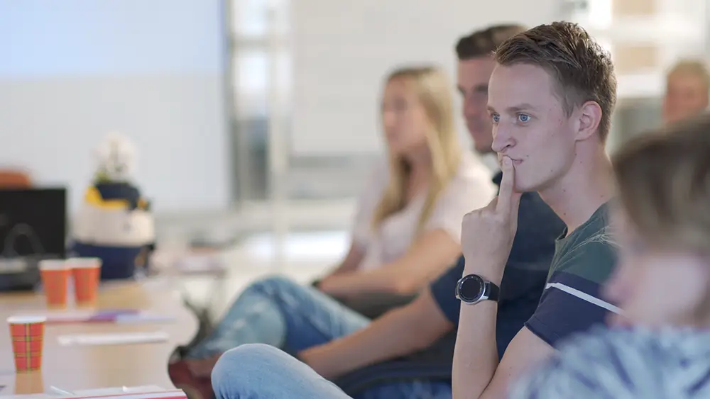 Groep in nabespreking escaperoom