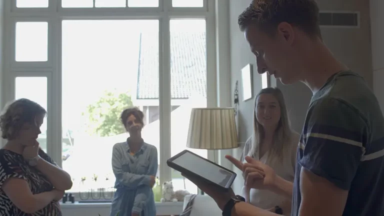 Deelnemers spelen Harm's escaperoom