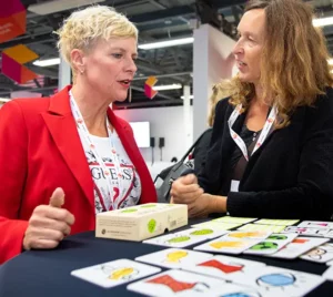 Twee mensen spelen Poetic Memory