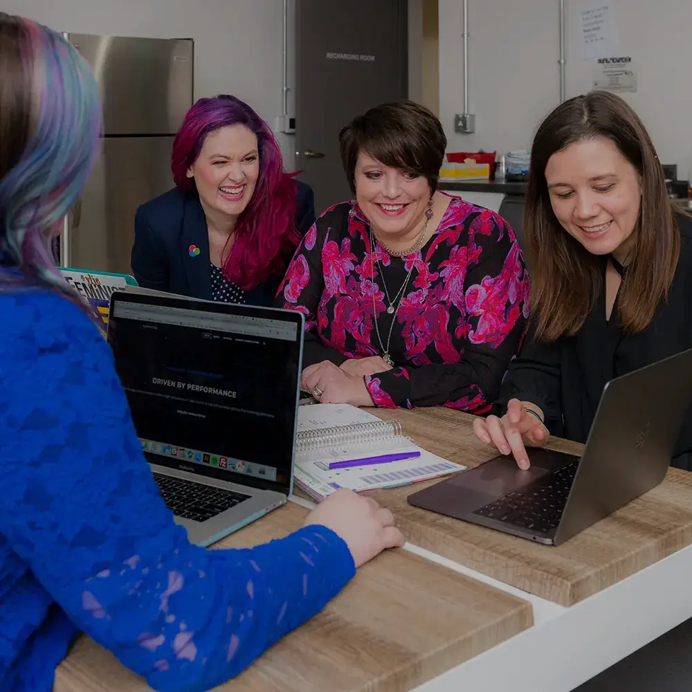 Lachende mensen in bespreking