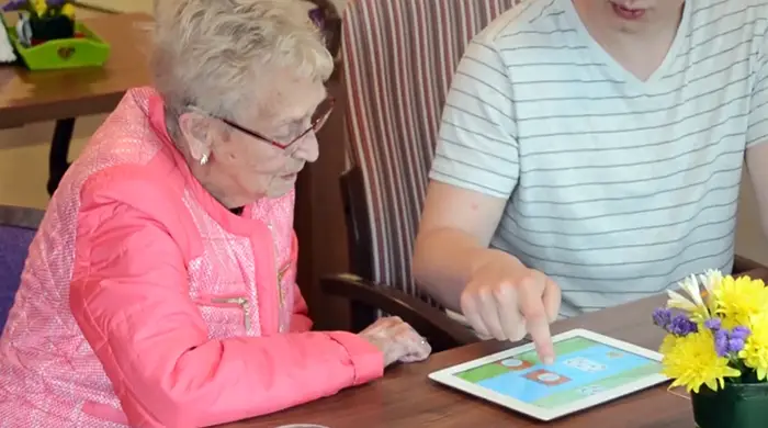 Twee mensen spelen Match It