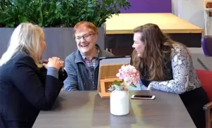 Drie mensen aan tafel spelen Sprekende Beelden
