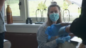 Deelnemers spelen Harm's escaperoom