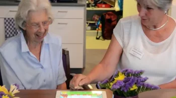 Twee mensen spelen Match It