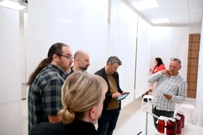 Deelnemers spelen Nicky's escaperoom